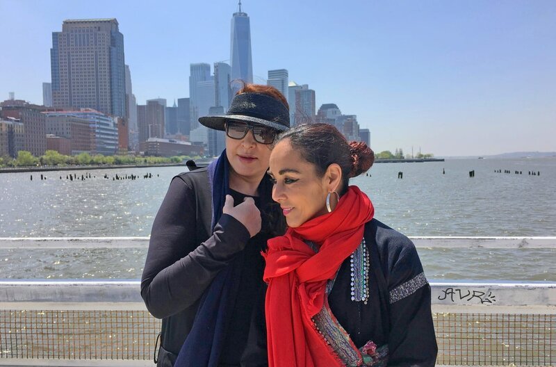 Marina Abramovic (li.) zusammen mit Shirin Neshat (re.): Abramovic, in Serbien geboren, ist eine der bedeutendsten Performance-Künstlerinnen unserer Zeit. – Bild: Evelyn Schels Marina Abramovic (li.) zusammen mit Shirin Neshat (re.): Abramovic, in Serbien geboren, ist eine der bedeutendsten Performance-Künstlerinnen unserer Zeit. – Bild: Evelyn Schels