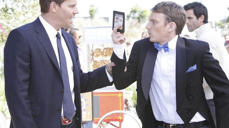 Booth (David Boreanaz, l.) befragt einen Straßenkünstler (Alex Weed), der mit dem Opfer zusammen aufgetreten ist. – Bild: TVNOW /​ FOX