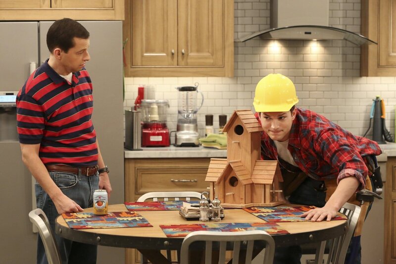 Stolz präsentiert Walden (Ashton Kutcher, r.), was er handwerklich so alles geleistet hat, doch selbst Alan (Jon Cryer, l.), der auch nicht gerade ein Baumarkt-Fan ist, scheint wenig überzeugt … – Bild: Warner Brothers Entertainment Inc. Lizenzbild frei