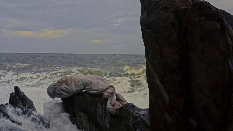 Im Juli 1977 wird am Strand von Rio eine Frauenleiche gefunden, eingewickelt in ein Laken und mit Steinen beschwert. Die Ermittlungen führen bis in die höchsten Kreise Brasiliens. – Bild: Warehouse 51 Productions /​ ZDF