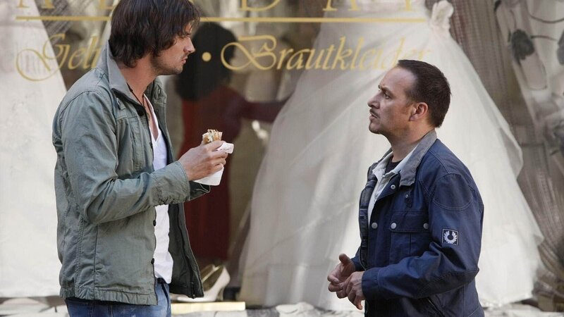 Bei ihren Nachforschungen im Fall der Schutzgelderpressungen stoßen Ben und Semir bei den Ladenbesitzern auf einer Mauer des Schweigens. – Bild: MG RTL D /​ Guido Engels