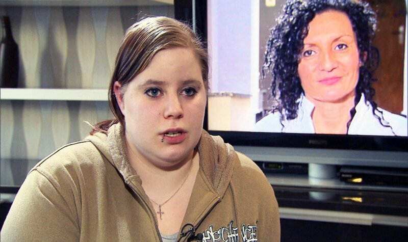 Die 20-jährige Jasmin hört sich Patrizias Videobotschaft an – Bild: RTL II