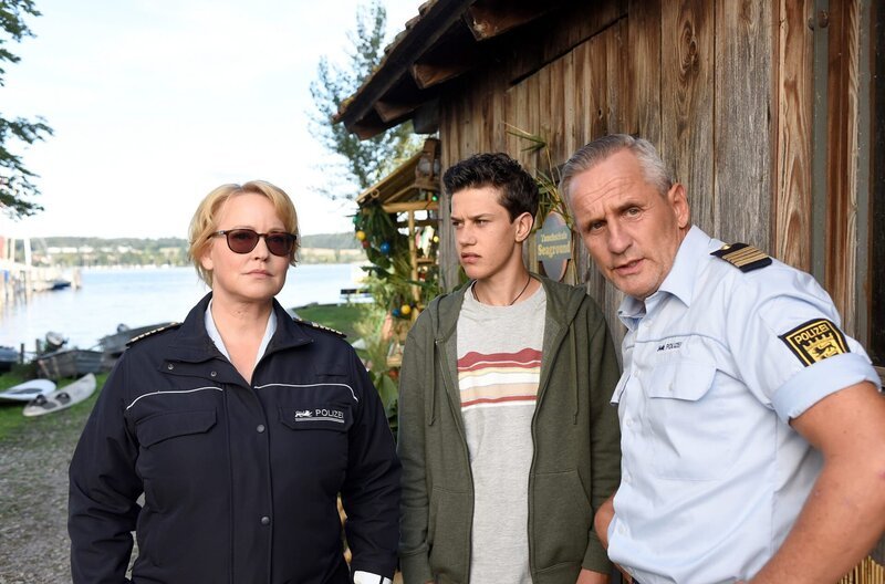 Nele Fehrenbach (Floriane Daniel, l.) und Paul Schott (Tim Wilde, r.) sollen einen eventuellen Versicherungsbetrug aufklären. Eine Yacht samt Tresor ist explodiert und im Bodensee versunken. Im Tresor soll ein wertvolles Collier liegen. Doch der Tresor ist verschwunden. Sie wollen dazu auch Tauchschulenbesitzer Jonas Pfeil befragen. Zufällig kommt Neles Sohn Niklas (Noah Calvin, M.) dazu. Er bewundert Jonas und will einen Tauchkurs bei ihm buchen. – Bild: ARD/​Laurent Trümper