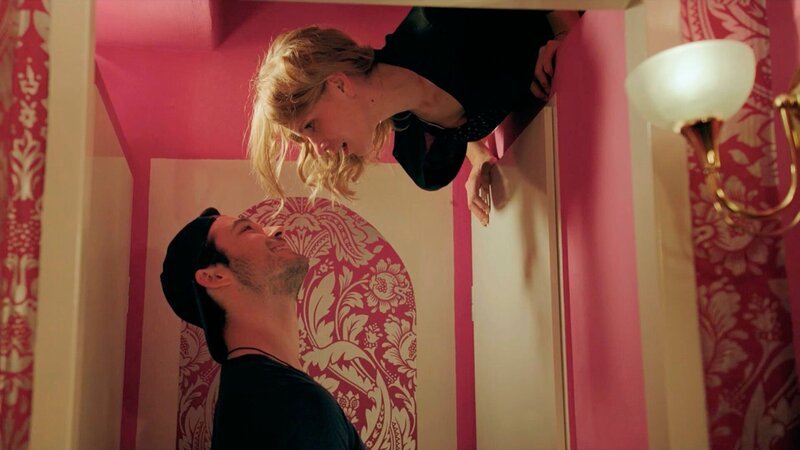 Maria (Maria Kempken) hängt in der Toilette fest, als Sie endlich ihrem Traumprinzen Lukas begegnet (Marc Schöttner). – Bild: MDR/Leonard Frederic Caspari Maria (Maria Kempken) hängt in der Toilette fest, als Sie endlich ihrem Traumprinzen Lukas begegnet (Marc Schöttner). – Bild: MDR/Leonard Frederic Caspari