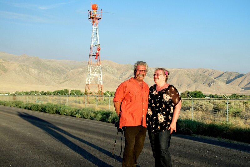 Herr und Frau Smith vor dem Beacon Tower – Bild: RTL /​ WAGTV