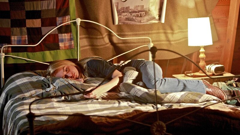 Amy (Amber Marshall) ist am Boden zerstört. Zwei Freunde sind mit einem Privatflieger abgestürzt. Noch weiß keiner, ob sie überlebt haben. – Bild: MG RTL D