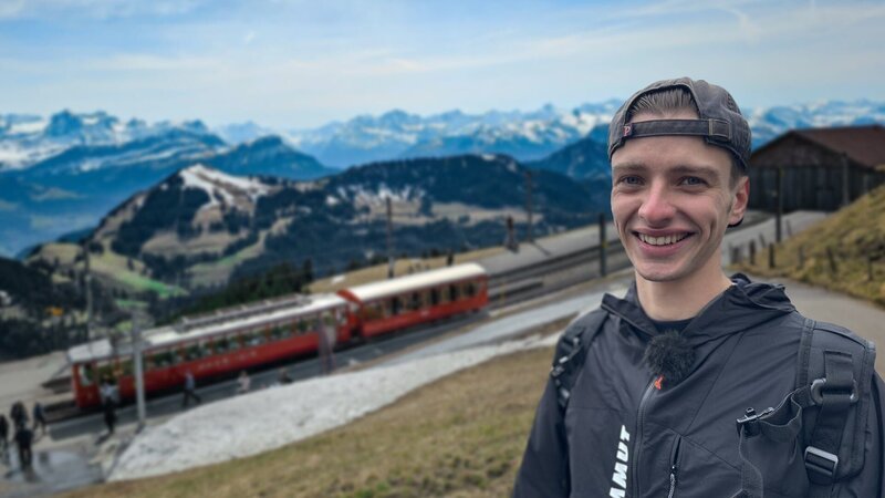 Check-In-Agent Niklas verdient in der Schweiz dreimal so viel Geld wie in Deutschland. – Bild: ZDF/​FeedMee