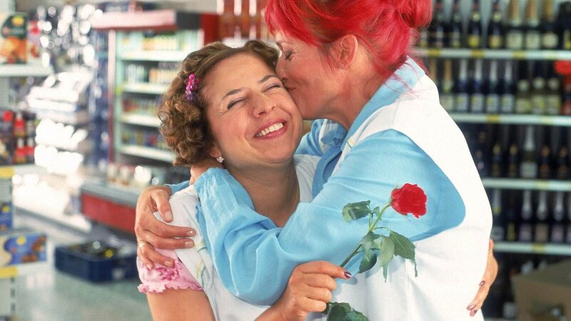 Gisi (Franziska Traub, l.) ist sich sicher, dass Matze ihr heute morgen einen Heiratsantrag machen wollte. Das begeistert auch Rita (Gaby Köster). – Bild: RTL /​ Kai Schulz