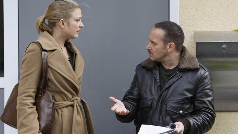 Semirs (Erdogan Atalay) Ermittlungen haben ergeben, dass Köhlers Behauptung, es gäbe einen Plan zur Schließung der Hemmer Werke nach Übernahme, begründet sein könnten. Er fragt bei Ute (Stephanie Kellner) nach, was sie über diesen Plan, genannt „Exodus“, weiss. – Bild: MG RTL D