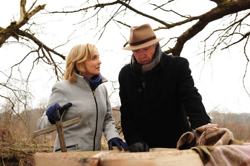 Nicola (Kerstin Gähte, l.); André (Joachim Lätsch, r.) – Bild: ARD /​ Ann Paur Lizenzbild frei