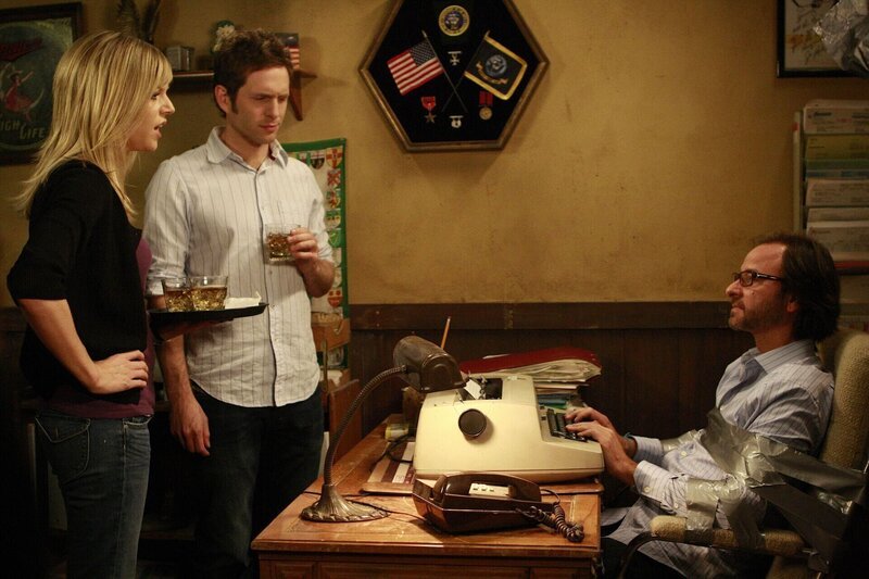 Können Dee (Kaitlin Olson, l.) und Dennis (Glenn Howerton, M.) Lyle Kormans (Fisher Stevens, r.) zu einem neuen Artikel zwingen? – Bild: Bluebush Productions, LLC