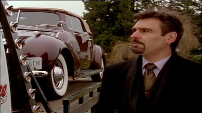 Val Giraldi (Martin Evans) sammelt Oldtimer. Sein ganzer Stolz ist ein kürzlich erworbener 1940er Packard. Doch mit dem Wagen gehen seltsame Dinge vor. – Bild: RTL Zwei