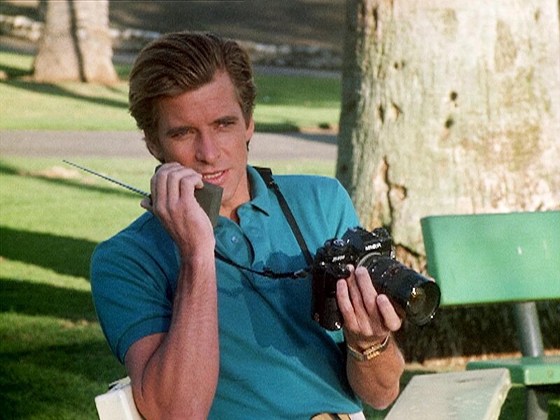 Face (Dirk Benedict) beobachtet das Treffen … – Bild: RTL II