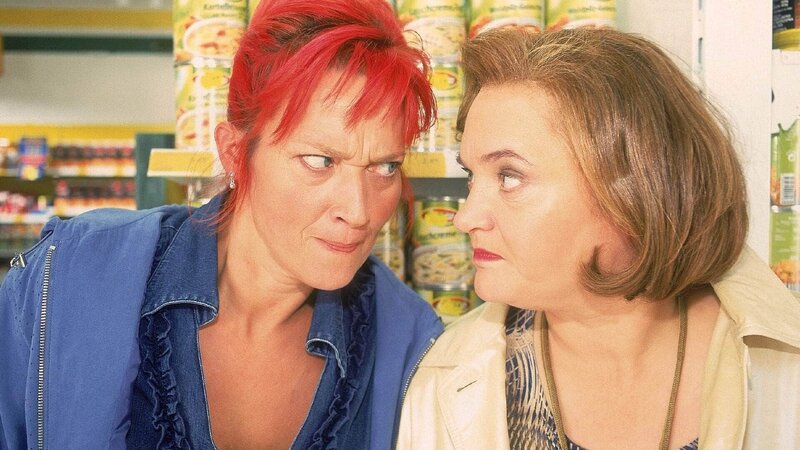 Als Rita (Gaby Köster, l.) erfährt, dass Gisis Freundin Helga (Hella von Sinnen) das Geld für Gisis Hochzeit Didi gegeben hat, um es mit einem Termingeschäft zu verdoppeln, kann sie sich kaum zügeln … – Bild: MG RTL D