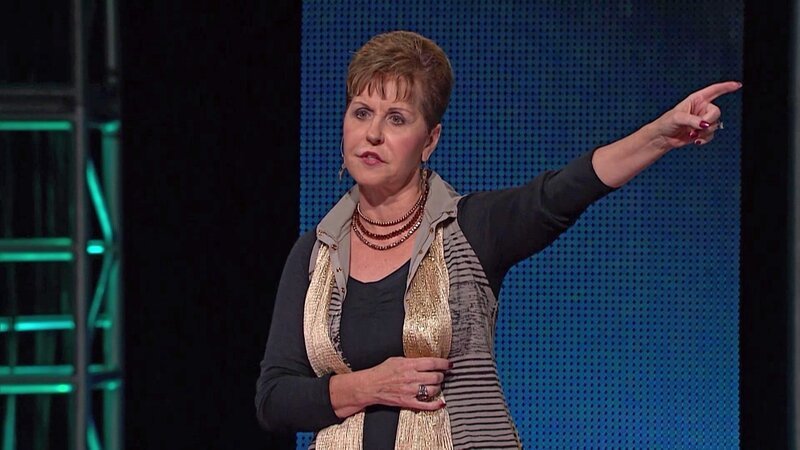 Joyce Meyer bei der Predigt – Bild: Bibel TV