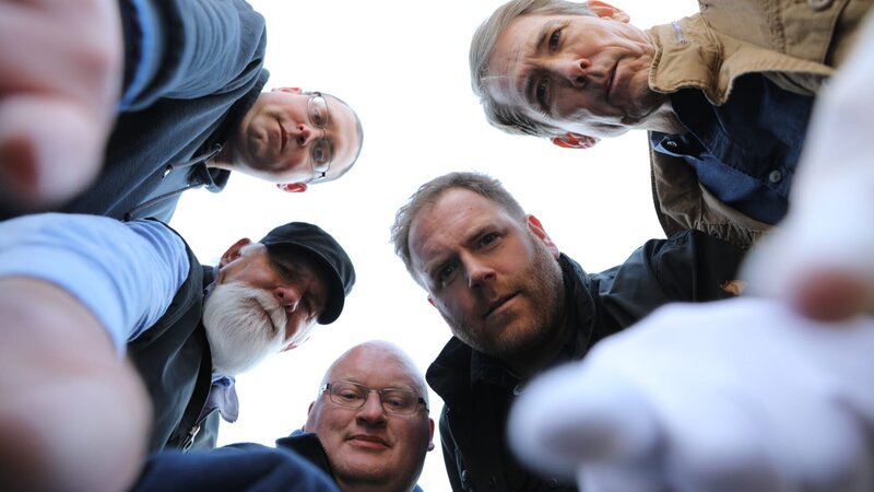 Josh Gates (2.v.r.), Stewart Fillmore (r.), and the team search for clues that John Dillinger buried his loot on the family farm in Mooresville, Indiana. – Bild: Discovery Communications, LLC Josh Gates (2.v.r.), Stewart Fillmore (r.), and the team search for clues that John Dillinger buried his loot on the family farm in Mooresville, Indiana. – Bild: Discovery Communications, LLC