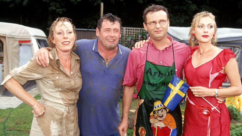 Ziemlich bedröppelt begrüßen (v.l.) Uschi (Antje Lewald), Benno (Willi Thomczyk) sowie Lothar (Rene Heinersdorff) und Stefanie (Dana Golombek) die Gräfin und ihren Neffen. Den Kaffee muss Benno der Gräfin allerdings verwehren – sein Platz ist nicht gerade vorzeigbar … – Bild: MG RTL D /​ Frank Dicks