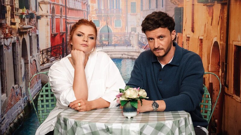 Das Warten hat ein Ende: Sophie Passmann und Tommi Schmitt freuen sich auf eine neue Runde „Neo Ragazzi“. – Bild: ZDF und ben knabe./​ben knabe