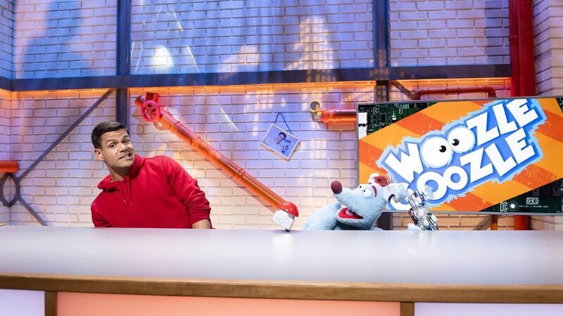 Woozle (re.) möchte den höchsten Turm der Welt bauen. Doch weil das nicht so richtig funktioniert, will er wenigstens den Turm von Pisa gerade rücken. Aber auch dabei geht natürlich einiges schief. – Bild: Annette Etges/​SUPER RTL