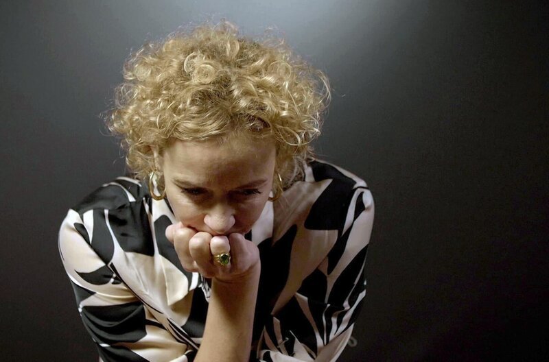 Katja Riemann lauscht der Musik. – Bild: Theo Roos
