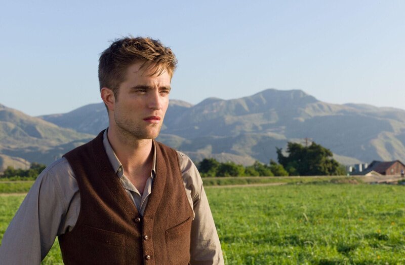 Durch den tragischen Unfalltod seiner Eltern wird Jacob Jankowski (Robert Pattinson) über Nacht obdachlos, muss sein Tierarztstudium abbrechen und auf Jobsuche gehen. In einem Wanderzirkus kommt er zunächst als Tierarzt unter … – Bild: Twentieth Century Fox Film Corporation Durch den tragischen Unfalltod seiner Eltern wird Jacob Jankowski (Robert Pattinson) über Nacht obdachlos, muss sein Tierarztstudium abbrechen und auf Jobsuche gehen. In einem Wanderzirkus kommt er zunächst als Tierarzt unter … – Bild: Twentieth Century Fox Film Corporation