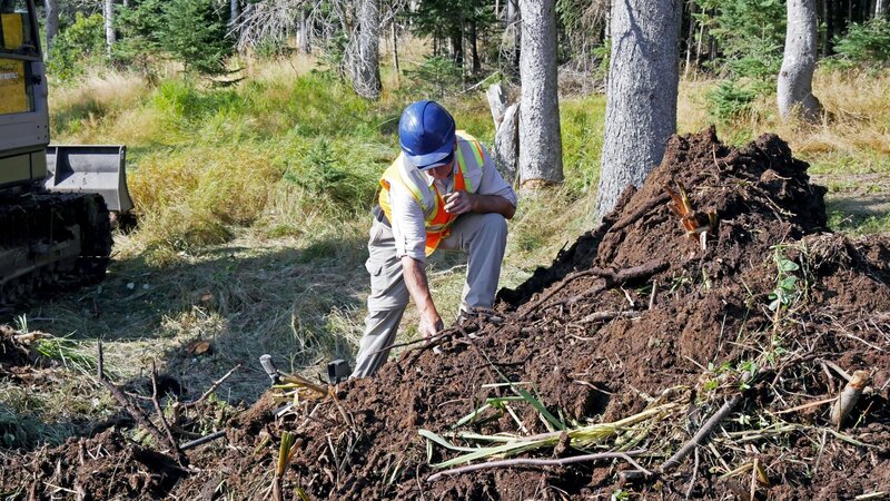 Mann nimmt Landprobe – Bild: Prometheus Entertainment Lizenzbild frei