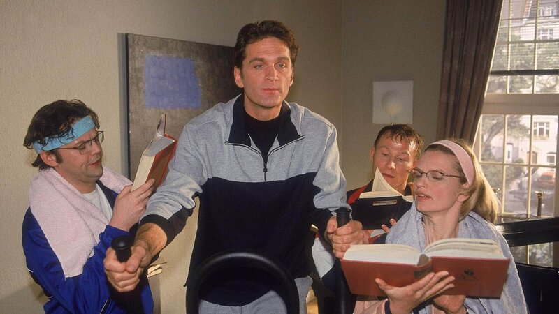 Dr. Schmidt (Walter Sittler, 2.v.li.) trainiert für den IQ-Test. Auch auf dem Fitnesstrainer wird er von Dr. Pfund (Alexander Schottky, li.), Dr. Borstel (Kerstin Thielemann) und Dr. Brummel (Roland Jankowsky) mit Fragen bombardiert. – Bild: Foto: MG RTL D