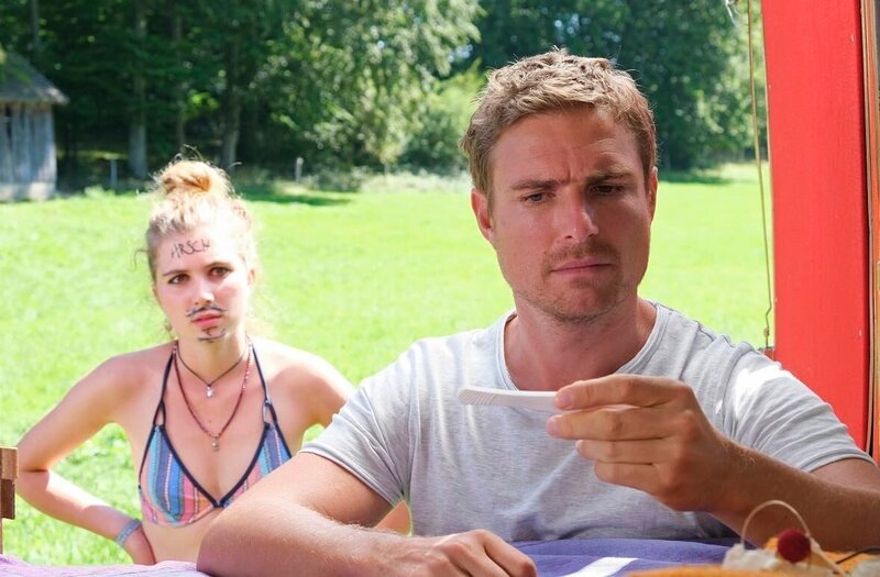 Toni Hasler (Leo Reisinger) weiß jetzt Bescheid: Seine 17-jährige Tochter Josie (Maria Monsorno) ist schwanger! – Bild: ARD Degeto/​Jacqueline Krause-Bur