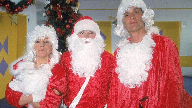So sehen gestandene Nikoläuse aus (v.li.): Nikola (Mariele Millowitsch), Dr. Schmidt (Walter Sittler) und Tim (Oliver Reinhard) haben den Kampf gegen die Besinnlichkeit gewonnen … – Bild: Foto: MG RTL D