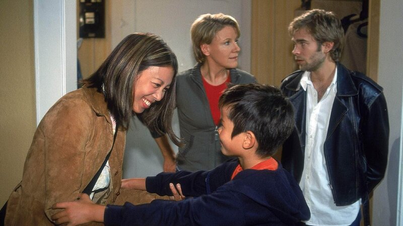 Nikola (Mariele Millowitsch, 2.v.li.) kann es nicht fassen: Peter (Eric Benz, re.) hat Hermann (Nikita Wokurka) einfach bei ihr gelassen, ohne seiner Mutter (Minj-Khai Phan-Thi) Bescheid zu sagen! – Bild: Foto: MG RTL D /​ Guido Engels