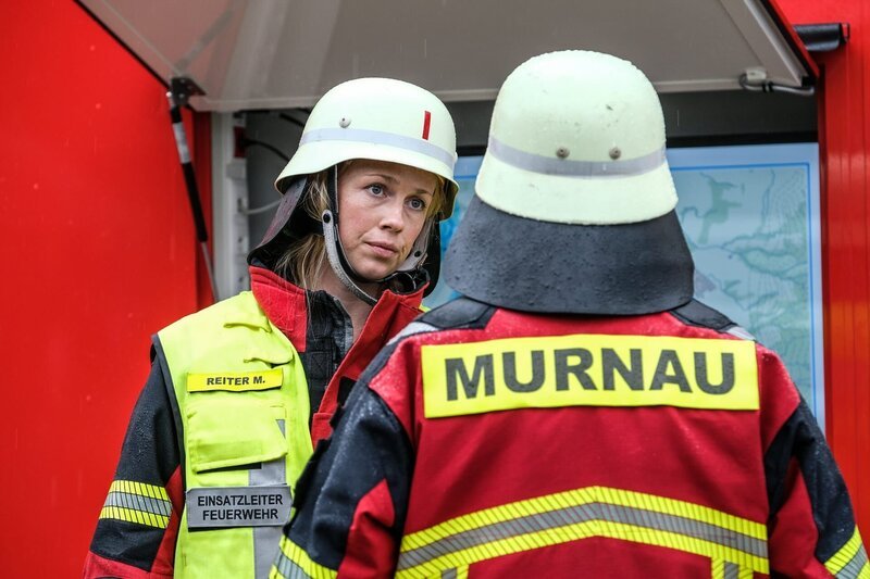 Marie (Christine Eixenberger, l.) weist ihre Truppe ein, was zu tun ist bei dieser akuten Hochwassergefahr. – Bild: ZDF und Susanne Bernhard.