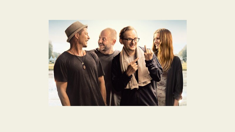 L-R: Thomas (Til Schweiger), Nils (Samuel Finzi), Andreas (Milan Peschel), Lili (Lilli Schweiger). – Bild: 2018 Barefoot Films Gmbh / Nordisk Film A/S / Sevenpictures Gmbh / Warner Bros. Entertainment Gmbh L-R: Thomas (Til Schweiger), Nils (Samuel Finzi), Andreas (Milan Peschel), Lili (Lilli Schweiger). – Bild: 2018 Barefoot Films Gmbh / Nordisk Film A/S / Sevenpictures Gmbh / Warner Bros. Entertainment Gmbh