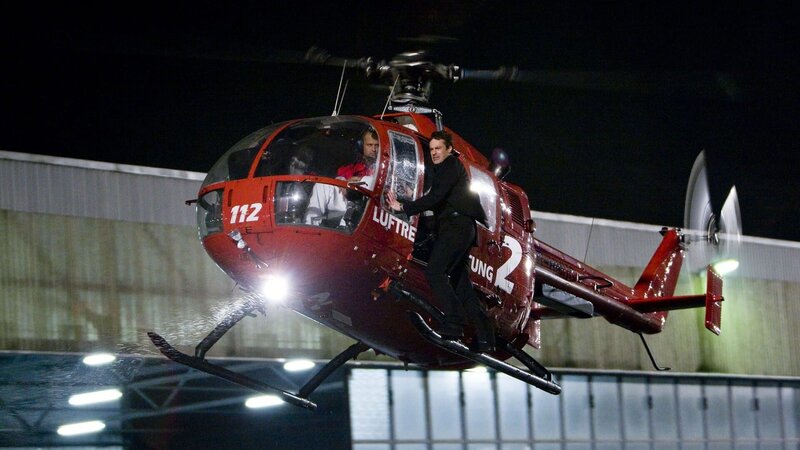 Chris (Gedeon Burkhard) hat rausbekommen, dass Janine nach Frankreich ausgeflogen werden soll, um dort die Transplantation vorzunehmen. Mit Hilfe eines Helikopters versucht er, seine Schwester aus den Fängen der Ganoven zu retten … – Bild: MG RTL D /​ Guido Engels