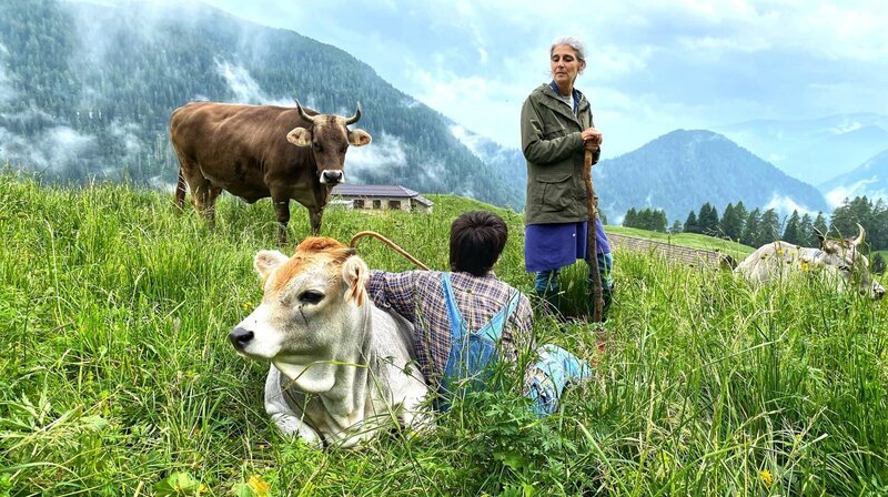 Hirtinnen auf der „Malga Telvagola“ im Trentino – Bild: HR/​SWR/​Lona•media/​Heike Nikolaus