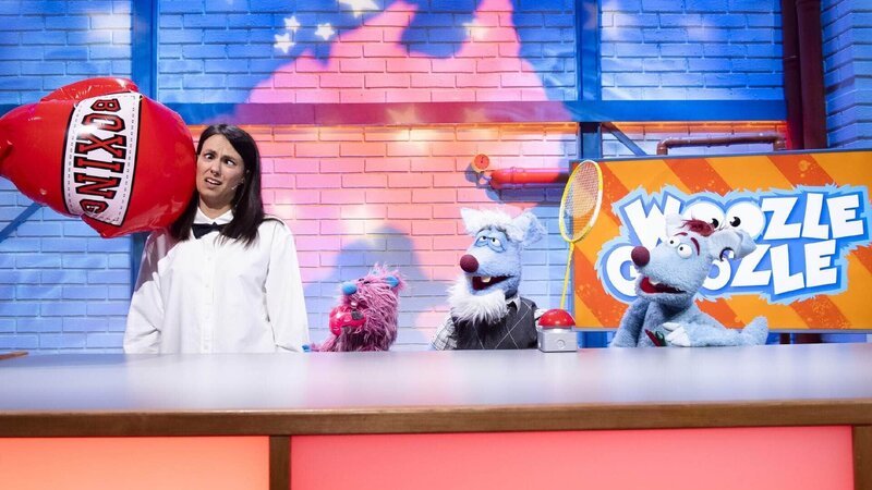 Bei Woozle Goozle geht es heute um Australien. Und auch um die Frage, ob die Woozles vielleicht von Kängurus abstammen. Woozle (re.)  kann das nicht so richtig glauben und versucht der Frage wissenschaftlich auf den Grund zu gehen. Dabei helfen ihm Maria (li.), sein Opa (mi.) und das Meerwoozchen (2.v.li.). – Bild: SUPER RTL