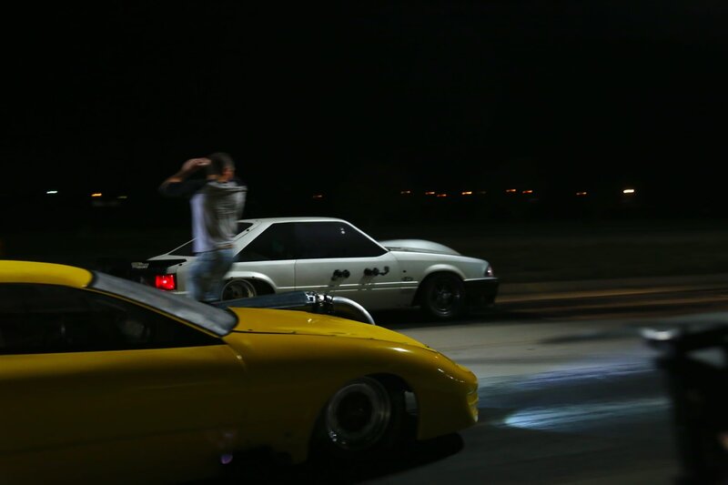 Nachdem er das Licht angeknallt hat, sieht JJ ‚Da Boss‘ zu, wie Chuck und die Todesfalle bei ihrem Rennen gegen den Memphis-Rennfahrer Donn vorbeifliegen. – Bild: Discovery Communications