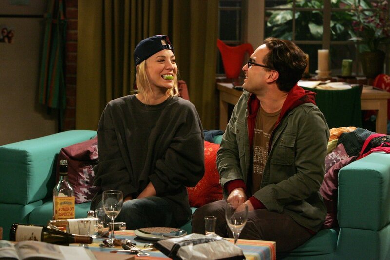 Penny (Kaley Cuoco, l), Leonard Hofstadter (Johnny Galecki, r) – Bild: Warner Bros. Television Lizenzbild frei