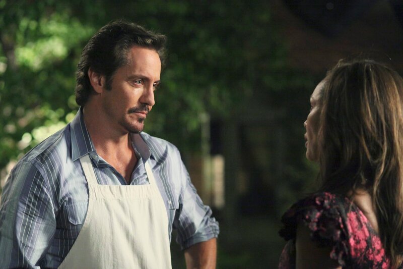 DESPERATE HOUSEWIVES – „Making the Connection“ – Susan discovers a dangerously thrilling way to help ease her guilt over being an accessory to the murder of Gaby’s evil stepfather; Gaby plans a sexy surprise for Carlos to help him gain his sexual mojo back; Bree learns an interesting tidbit about Chuck’s past: Lynette and Tom find it hard to say „no“ to their kids’ sometimes outlandish requests so as to not come off as the „bad guy“ as their marriage woes continue; and Renee tries to win over hunky new neighbor Ben by finding out his passions, on „Desperate Housewives,“ SUNDAY, OCTOBER 2 (9:00⁠–⁠10:01 p.m., ET) on the ABC Television Network. (ABC/​DANNY FELD) CHARLES MESURE, VANESSA WILLIAMS – Bild: 2011 American Broadcasting Companies, Inc. All rights reserved.