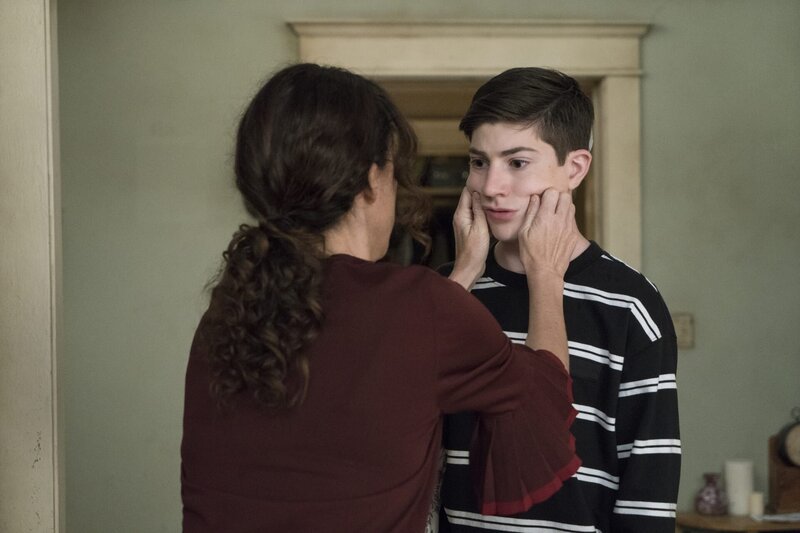 Maya DiMeo (Minnie Driver, l.); Ray DiMeo (Mason Cook, r.) – Bild: 2017–2018 American Broadcasting Companies. All rights reserved. Lizenzbild frei
