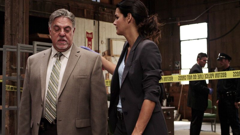 Ein Kollege von Korsak (Bruce McGill) und Jane Rizzoli (Angie Harmon) wird während geheimer Ermittlungen im Drogenmilieu erschossen. – Bild: RTL /​ Warner Brothers Ent.