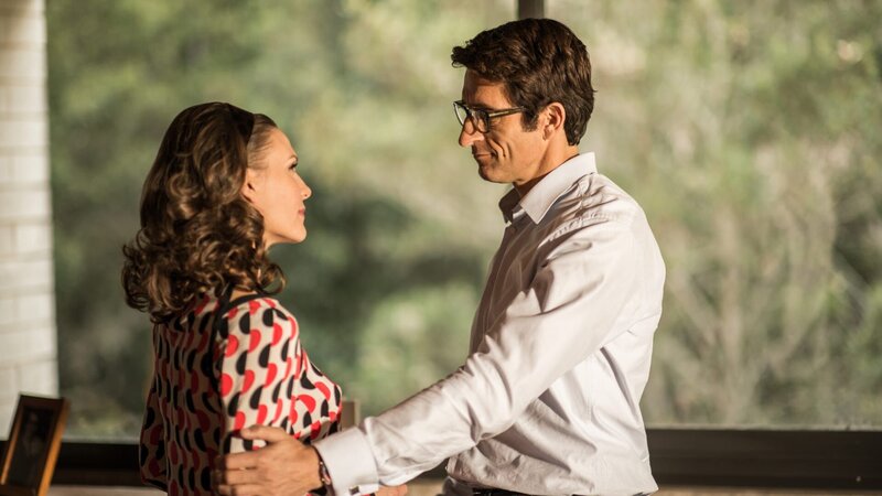 Eva McNaughton (Maya Stange, l.); Dr. Patrick McNaughton (Jonathan LaPaglia, r.) – Bild: 2014 Sony Pictures Television Inc. All Rights Reserved. Lizenzbild frei