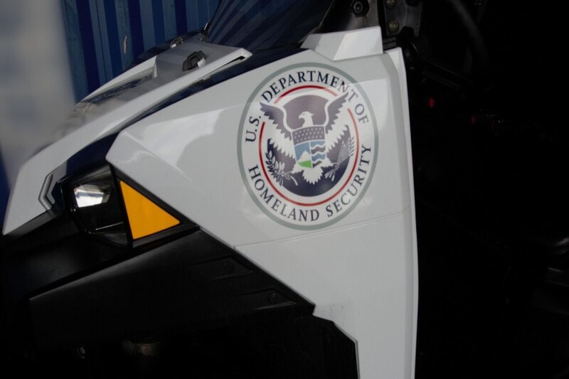 Ein HSI-Logo-Aufkleber prangt auf einem Geländewagen der Field Operations, der in einer Garage in Port Everglades geparkt ist. (National Geographic) – Bild: 2022 NGC NETWORK US, LLC  All Rights Reserved Lizenzbild frei