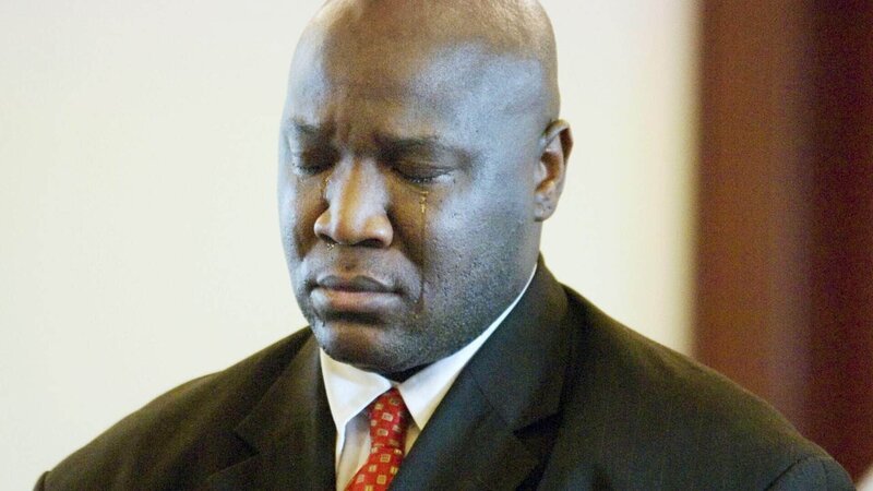 Die Tränen fließen, als Christopher McCrowen wegen Mord ersten Grades an Christa Worthington verurteilt wird. Bis heute beteuert er seine Unschuld. – Bild: TVNOW /​ IMG