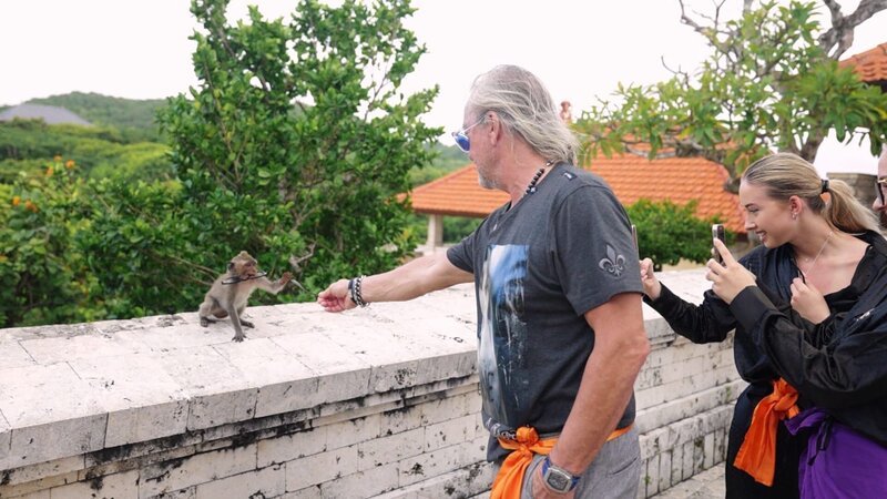 Die Geissens reisen nach Bali. Beim Besuch eines Affenparks wird Shanias Handy fast von einem der Tiere geklaut. – Bild: RTLZWEI