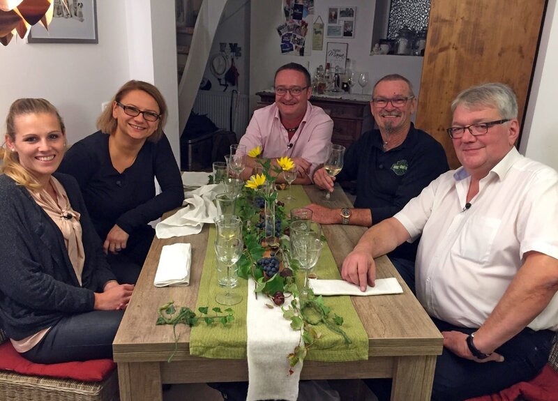V.l.: Laura, Anna Katharina, Gastgeber Dirk, Michael und Robert – Bild: MG RTL D /​ ITV Studios