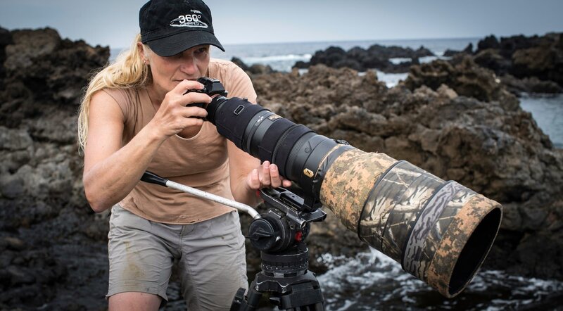 Rita Schlamberger beim Fotografieren. – Bild: SWR