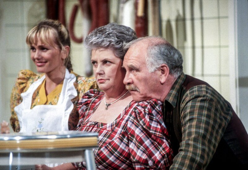 Opa Stangl (Peter Steiner) und Uschi (Uschi Buchfellner) hoffen, dass Erna (Erna Wassmer, Mi.) wieder Ordnung ins Haus bringt. – Bild: ORF/​RTL