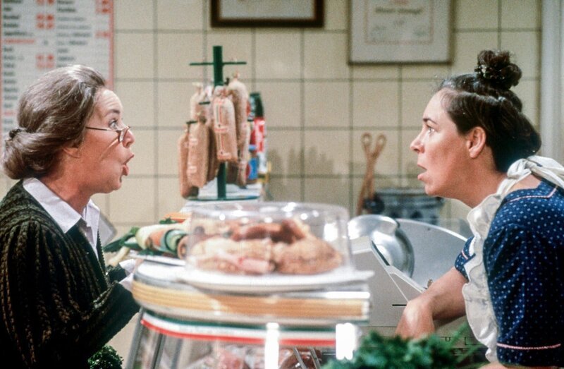 Die Pfarrköchin Frieda (Monika Dahlberg) hat eine harte Auseinandersetzung mit Gerdi (Gerda Steiner), die sich über den Pfarrer empört. – Bild: ORF/​RTL