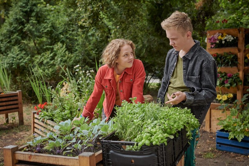 Joyce (Matilda Willigalla) bittet Sirius (Niels Krommes) um Hilfe in Sachen Zukunftsmodul. – Bild: mdr/​Saxonia Media/​Adrian Groß