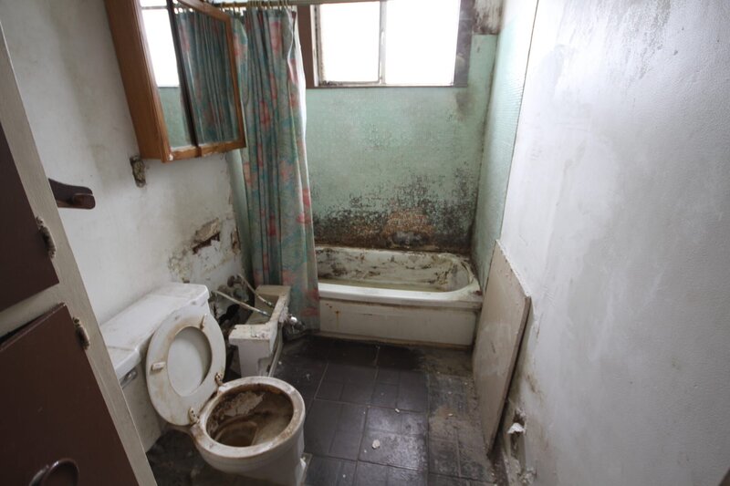 Nicht nur das Bad ist stark verwahrlost. Im ganzen Gebäude sammeln sich Staub, Dreck und Termiten. Für das Makler-Ehepaar heißt das: Viel Geduld und Arbeit, um das Haus wieder bewohnbar zu machen … – Bild: HGTV/​Scripps Networks, LLC.